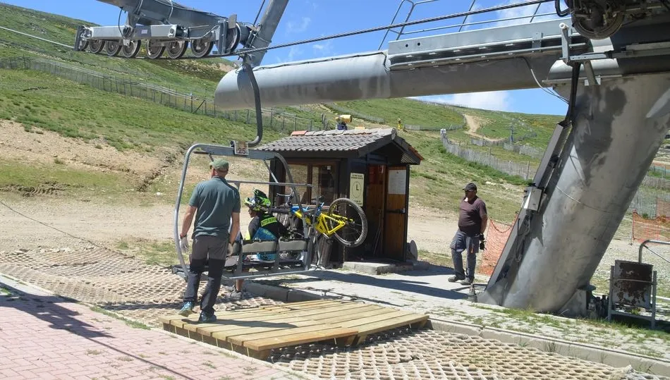 Uso del telesillas para las subidas al bike park La Covatilla