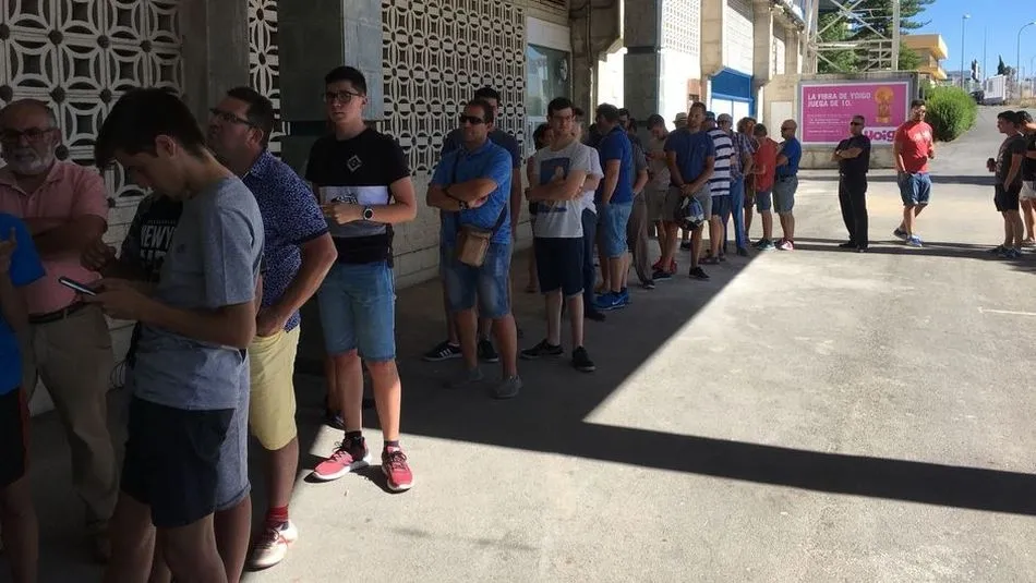 Aficionados en la cola antes de la apertura de taquilla.