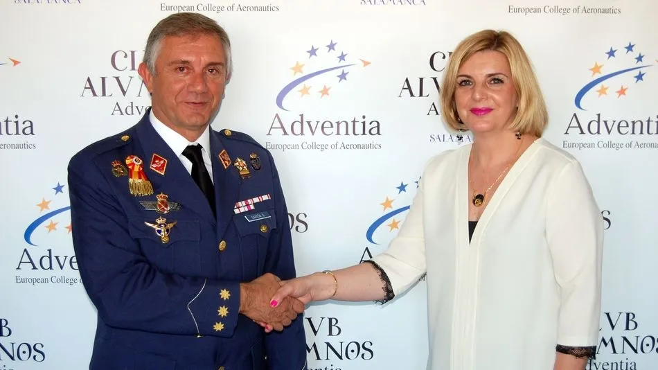 Carmen Rodrigo impuso a José García las Alas de Oro.