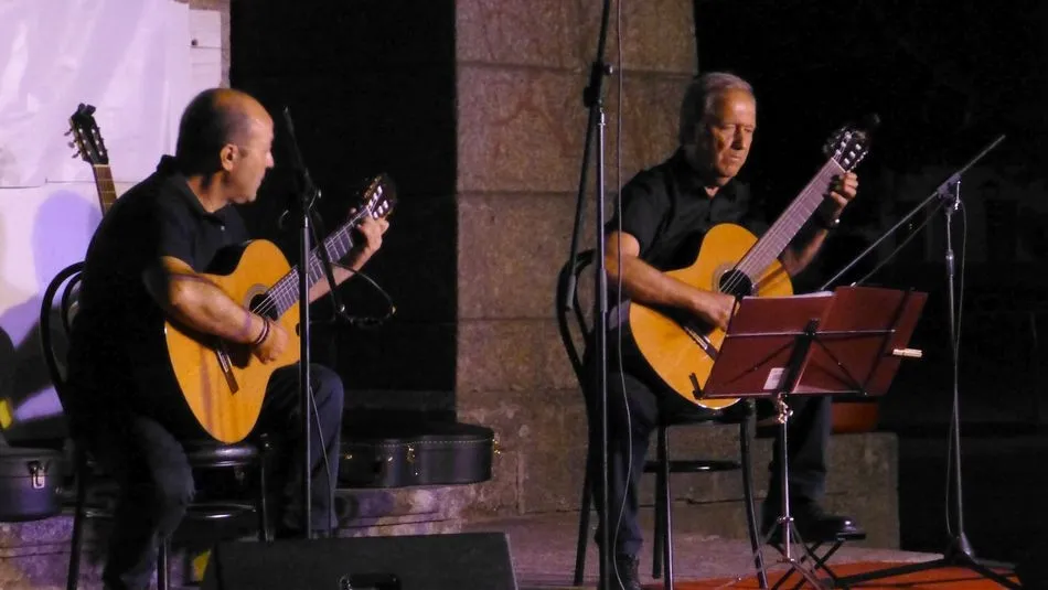 Foto 2 - Guitarras y versos se dar&aacute;n cita este viernes en el Parque San Nicol&aacute;s de Vitigudino  