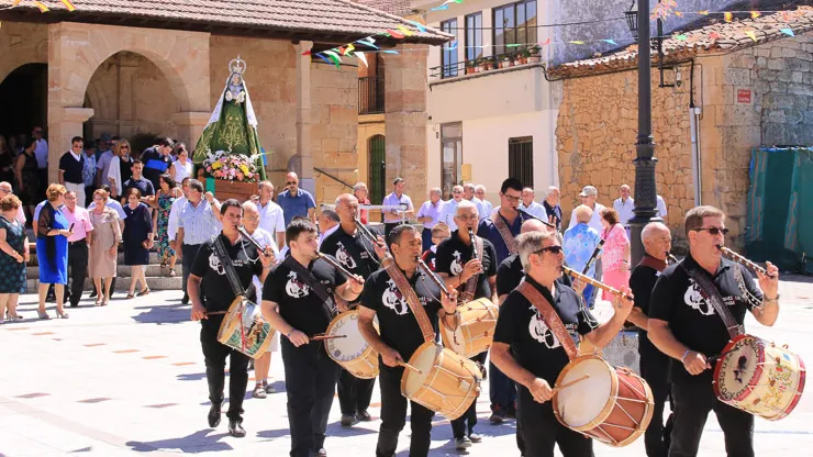 Procesión de la Virgen de la Esperanza en Gomecello/ Foto: Alberto Martín