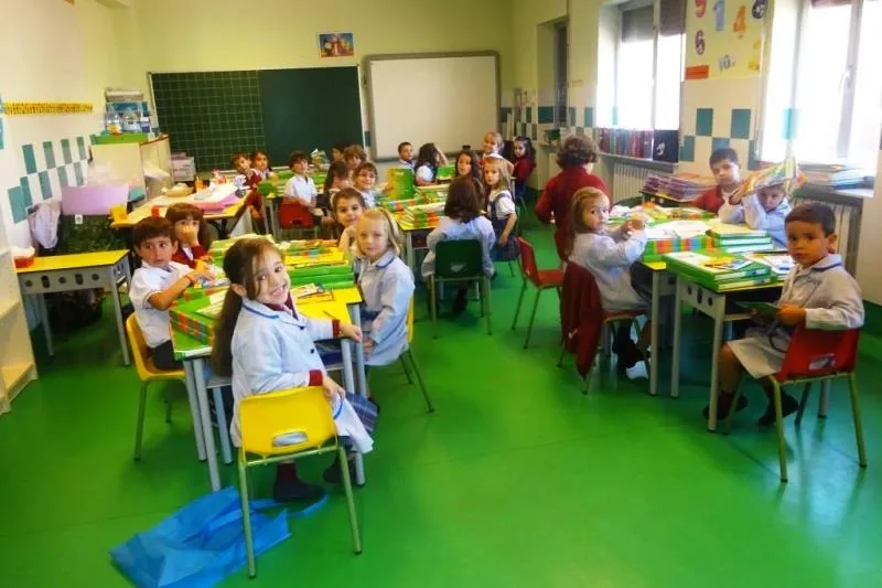Niños y niñas en un aula