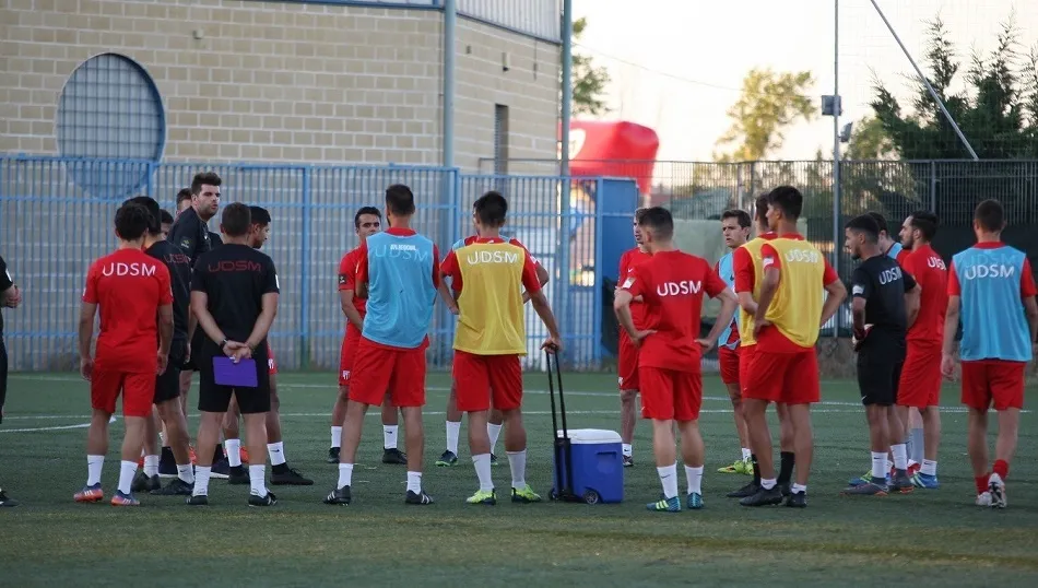 Arturo Martín dirige un entrenamiento del  Santa Marta esta temporada. Foto: UDSM