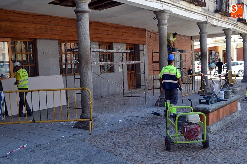 Foto 2 - El Ayuntamiento se encarga de la reforma de los soportales del Palacio para evitar mayores...