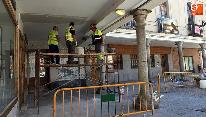 Operarios del Ayuntamiento llevan a cabo los trabajos de mejora y refuerzo en el soportal del Palacio de los Condes