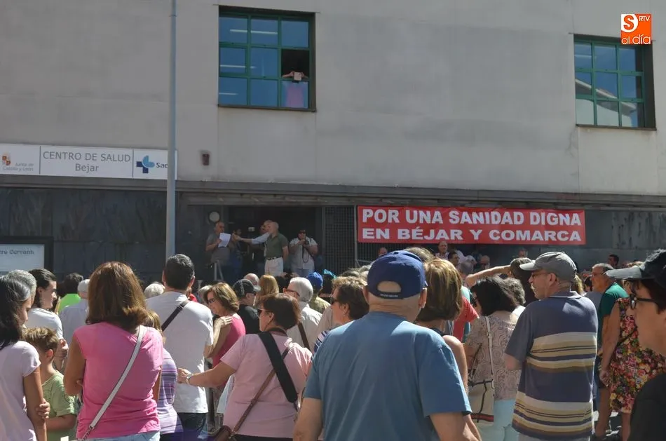 Foto 6 - La ciudadan&iacute;a y las instituciones responden positivamente al llamamiento por una sanidad digna en...