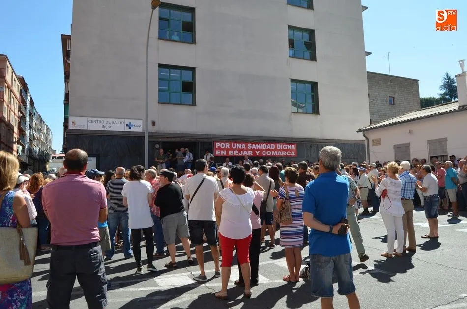 Foto 5 - La ciudadan&iacute;a y las instituciones responden positivamente al llamamiento por una sanidad digna en...