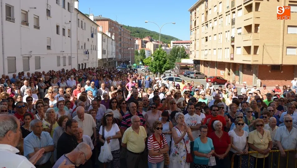 Multitudinaria concentración ante el centro de salud de Béjar