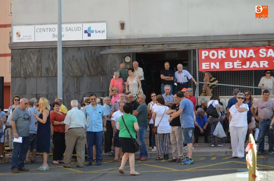 Foto 3 - La ciudadan&iacute;a y las instituciones responden positivamente al llamamiento por una sanidad digna en...