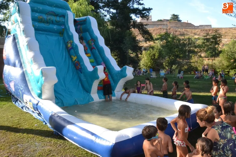 Foto 10 - Los ni&ntilde;os se convierten por un d&iacute;a en los reyes absolutos del verano mirobrigense  