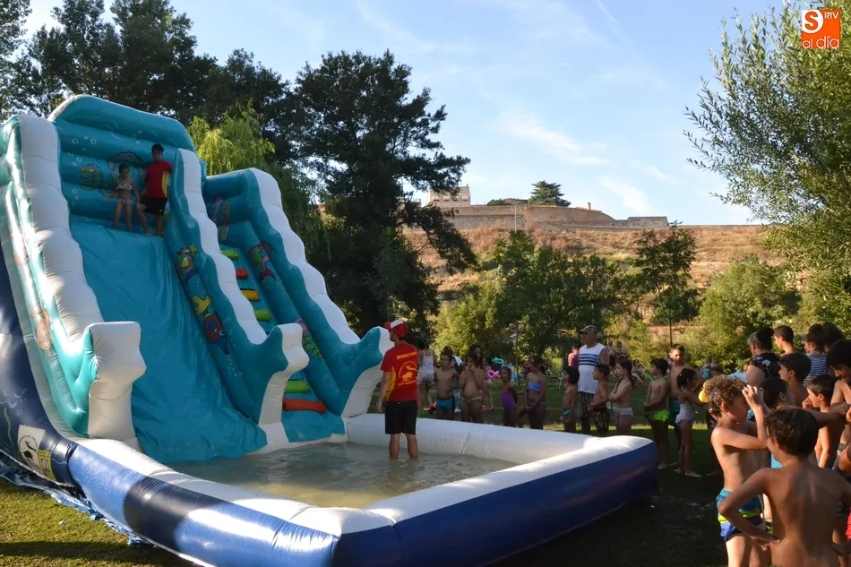 Foto 5 - Los ni&ntilde;os se convierten por un d&iacute;a en los reyes absolutos del verano mirobrigense  