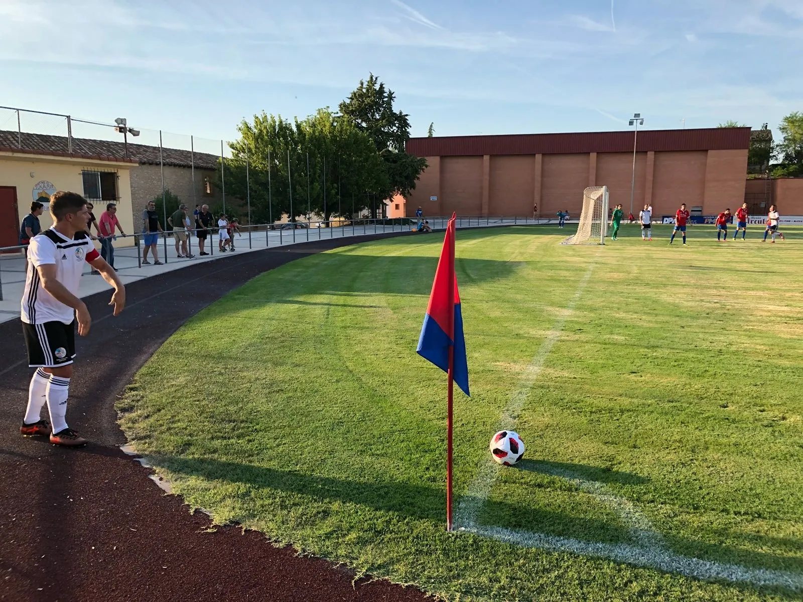 Amaro se dispone a sacar un córner. Fotos: www.salamancacfuds.com