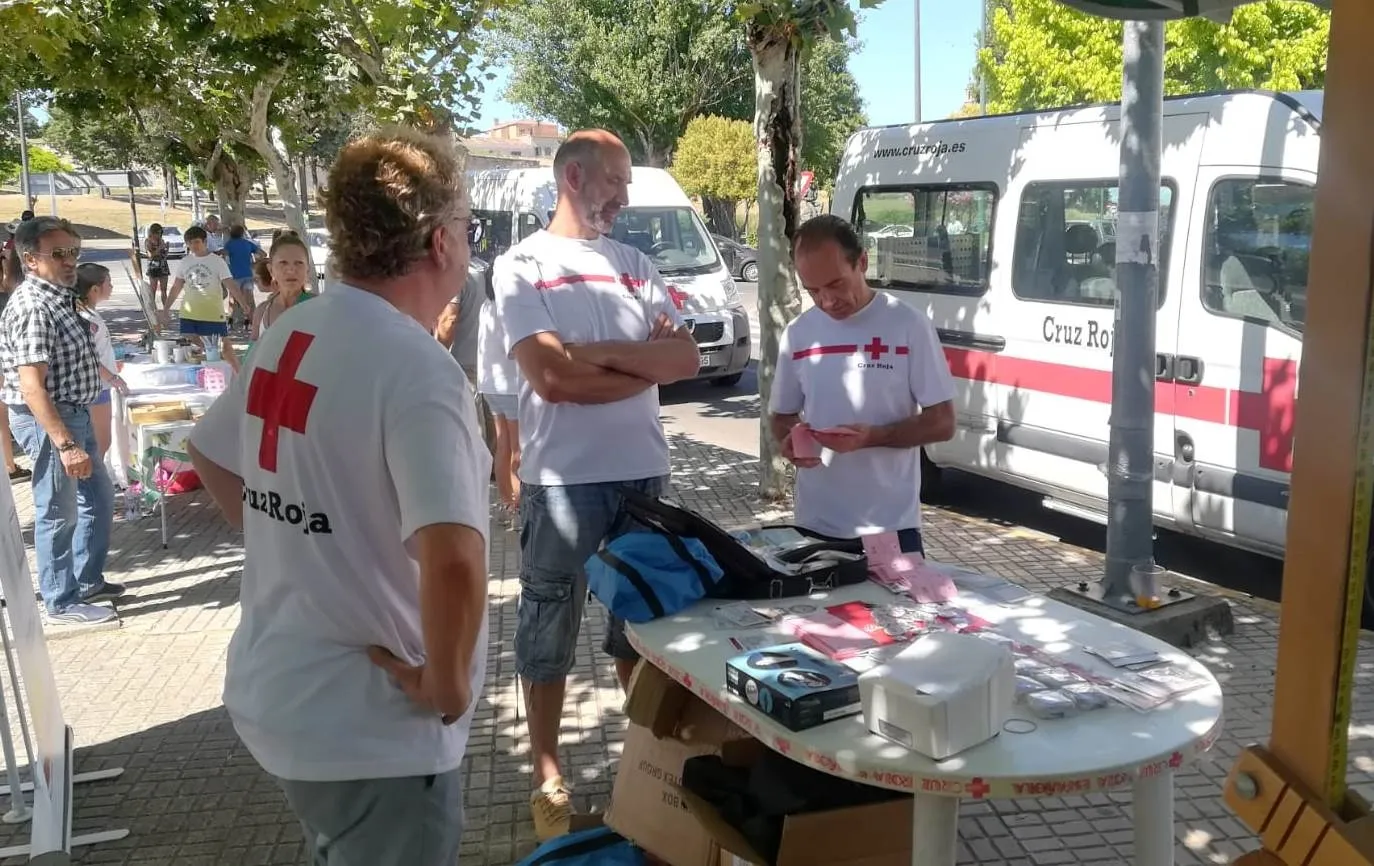 Foto 2 - El amplio despliegue de Cruz Roja y Mu&eacute;vete en el Martes Chico, en im&aacute;genes  