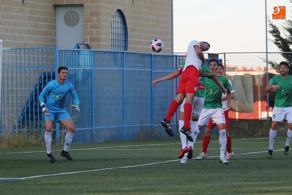 Foto 9 - El Santa Marta cae derrotado en la visita del CD Guijuelo (0-3)