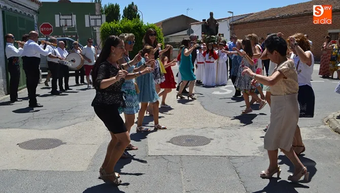 Decenas de personas ofrecian bailes a San Pedro Advíncula en Villar de Gallimazo en su primer día de sus fiestas