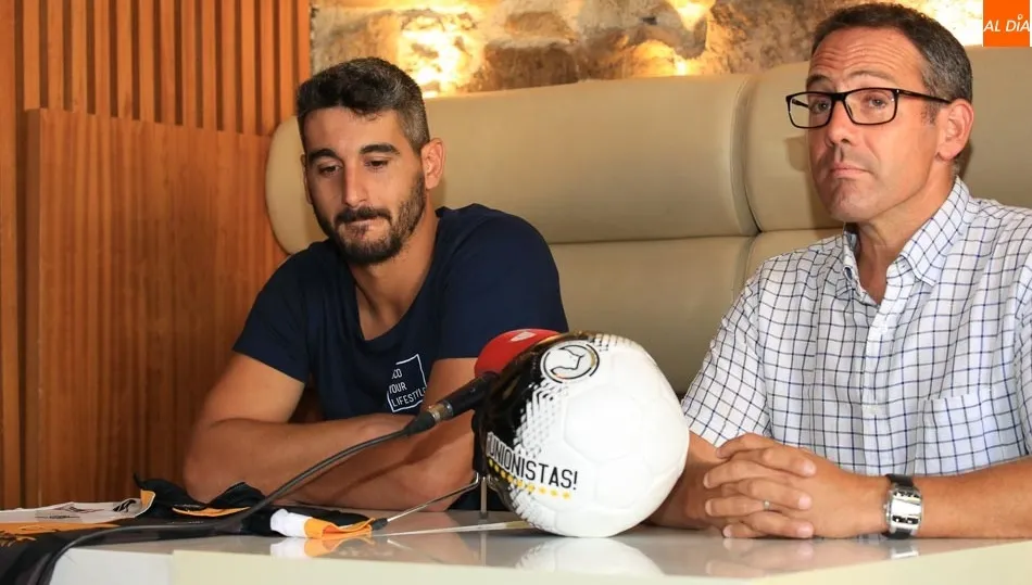 Pau Cendrós, durante su presentación acompañado por Gorka Etxeberria