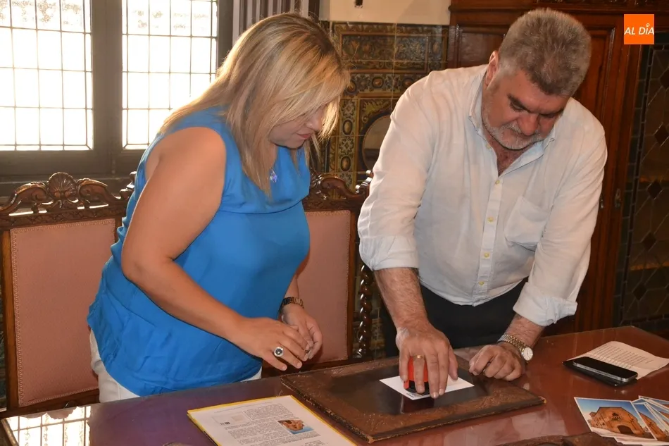 Foto 7 - Correos estrena un matasellos y una tarjeta postal prefranqueada de Ciudad Rodrigo  