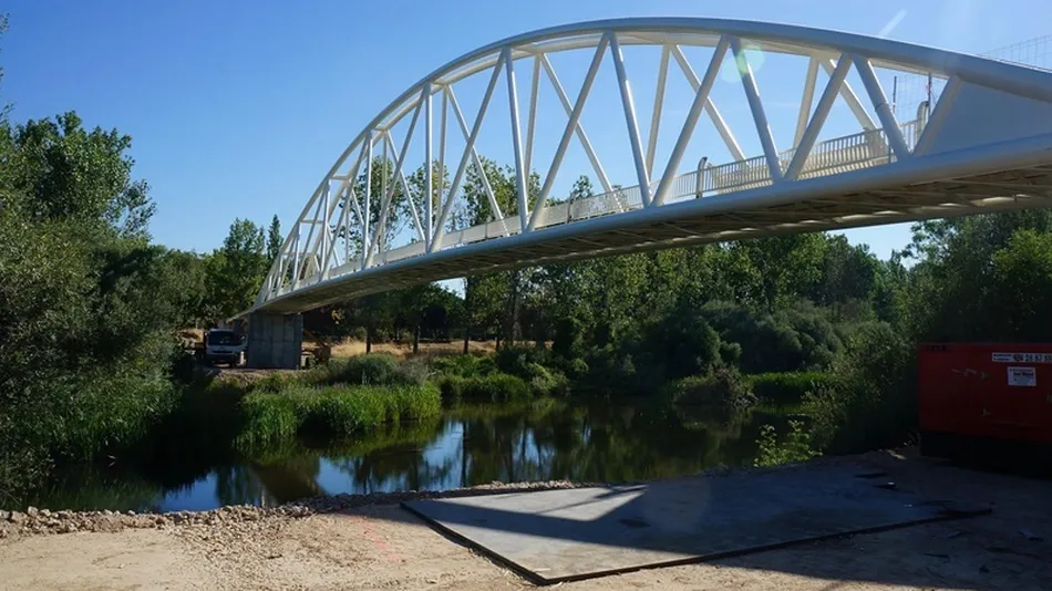 Pasarela peatonal sobre el río.