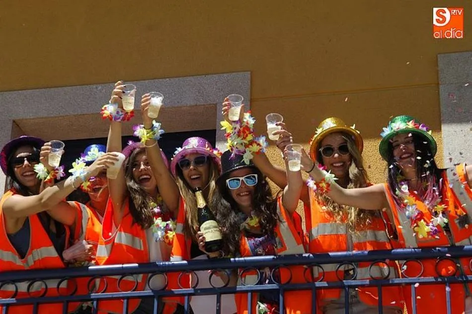 Grupo de jóvenes en las fiestas del año pasado de Serradilla del Llano/Foto: Adrián Martín
