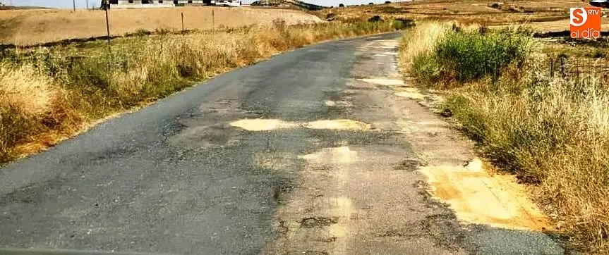 Foto 3 - El Ayuntamiento bachea con arena la carretera de Amatos