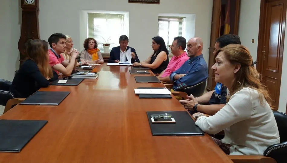 Foto 2 - La Subdelegada del Gobierno se re&uacute;ne con el Alcalde y su equipo en su primera visita a B&eacute;jar  
