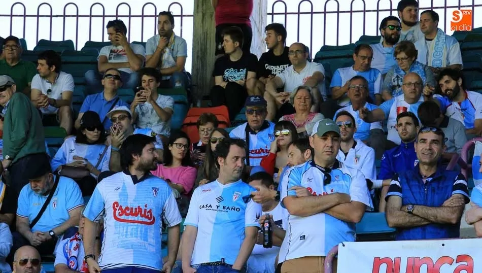 Aficionados del Compostela en el fondo norte en la final de los play-off de ascenso en el Helmántico. Foto: Alberto Martín