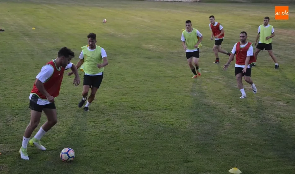 Foto 11 - El Ciudad Rodrigo CF echa a andar cariacontecido tras un inesperado doble golpe del Salmantino  