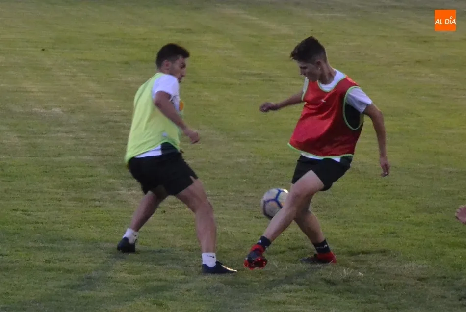 Foto 10 - El Ciudad Rodrigo CF echa a andar cariacontecido tras un inesperado doble golpe del Salmantino  