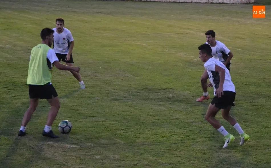 Foto 8 - El Ciudad Rodrigo CF echa a andar cariacontecido tras un inesperado doble golpe del Salmantino  