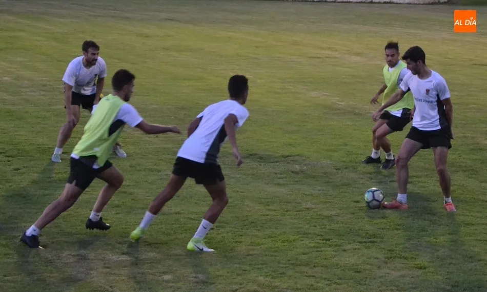 Foto 7 - El Ciudad Rodrigo CF echa a andar cariacontecido tras un inesperado doble golpe del Salmantino  