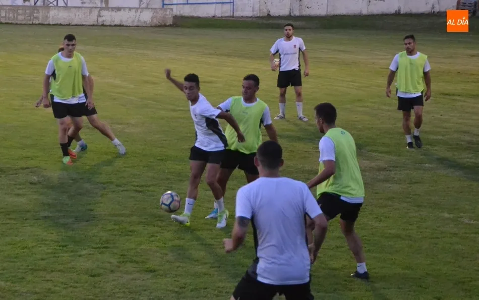 Foto 6 - El Ciudad Rodrigo CF echa a andar cariacontecido tras un inesperado doble golpe del Salmantino  