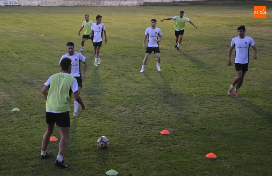 Foto 5 - El Ciudad Rodrigo CF echa a andar cariacontecido tras un inesperado doble golpe del Salmantino  
