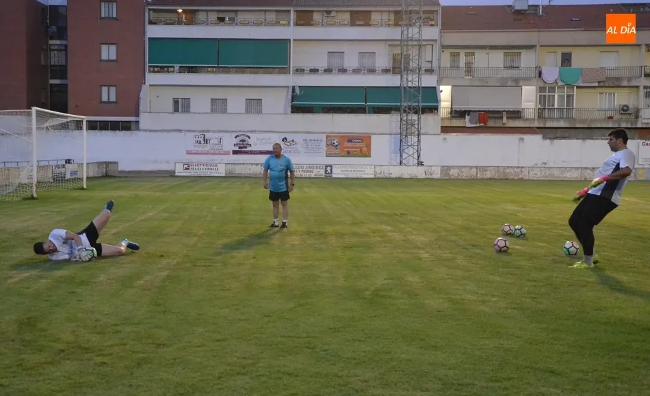 Foto 3 - El Ciudad Rodrigo CF echa a andar cariacontecido tras un inesperado doble golpe del Salmantino  