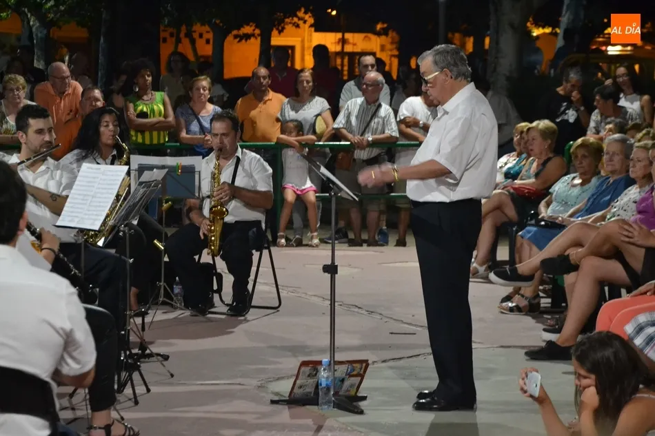 Foto 11 - El p&uacute;blico mirobrigense arropa a la Banda de M&uacute;sica en La Glorieta en una caluros&iacute;sima noche  