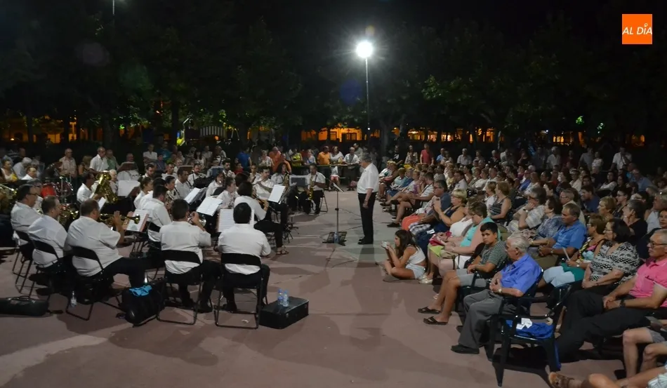 El público mirobrigense arropa a la Banda de Música en La Glorieta en una calurosísima noche  