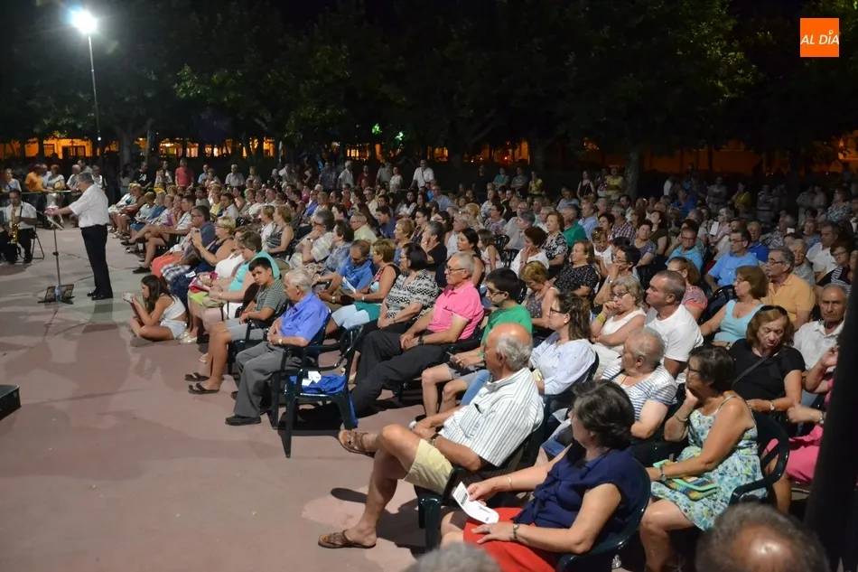 Foto 10 - El p&uacute;blico mirobrigense arropa a la Banda de M&uacute;sica en La Glorieta en una caluros&iacute;sima noche  