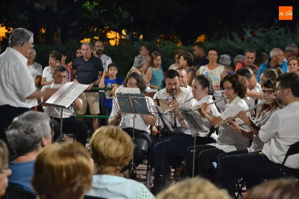 Foto 8 - El p&uacute;blico mirobrigense arropa a la Banda de M&uacute;sica en La Glorieta en una caluros&iacute;sima noche  