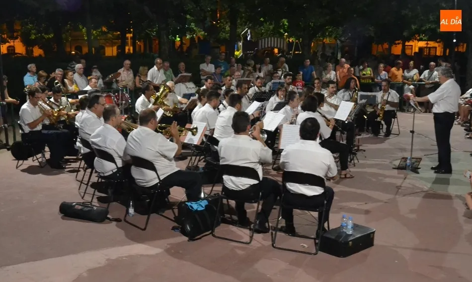 Foto 9 - El p&uacute;blico mirobrigense arropa a la Banda de M&uacute;sica en La Glorieta en una caluros&iacute;sima noche  