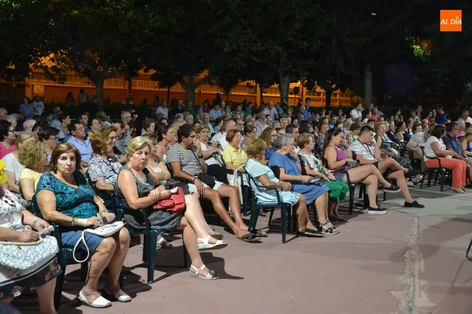 Foto 7 - El p&uacute;blico mirobrigense arropa a la Banda de M&uacute;sica en La Glorieta en una caluros&iacute;sima noche  