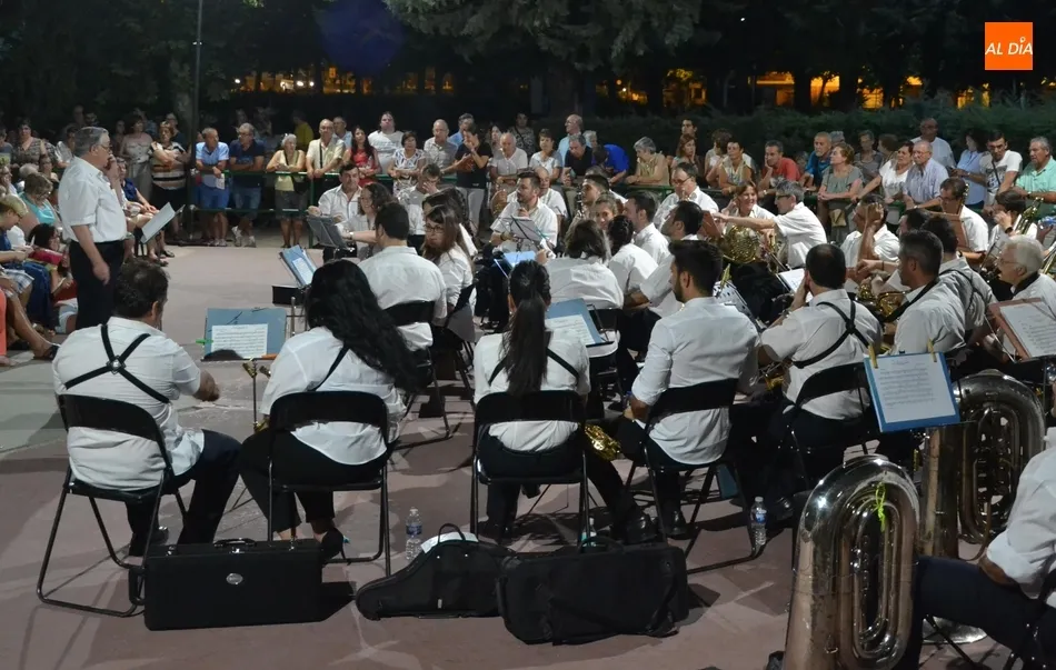 Foto 6 - El p&uacute;blico mirobrigense arropa a la Banda de M&uacute;sica en La Glorieta en una caluros&iacute;sima noche  