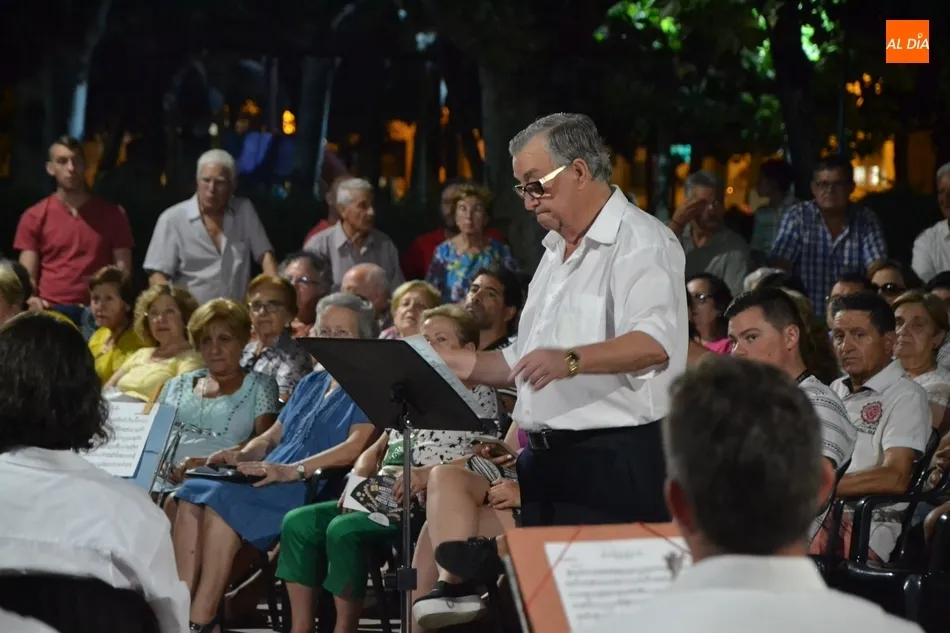 Foto 5 - El p&uacute;blico mirobrigense arropa a la Banda de M&uacute;sica en La Glorieta en una caluros&iacute;sima noche  