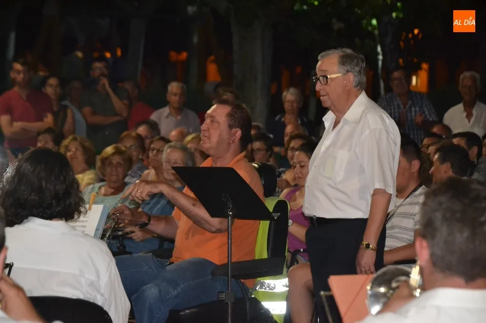 Foto 4 - El p&uacute;blico mirobrigense arropa a la Banda de M&uacute;sica en La Glorieta en una caluros&iacute;sima noche  