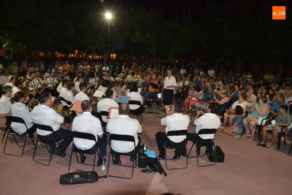 Foto 3 - El p&uacute;blico mirobrigense arropa a la Banda de M&uacute;sica en La Glorieta en una caluros&iacute;sima noche  