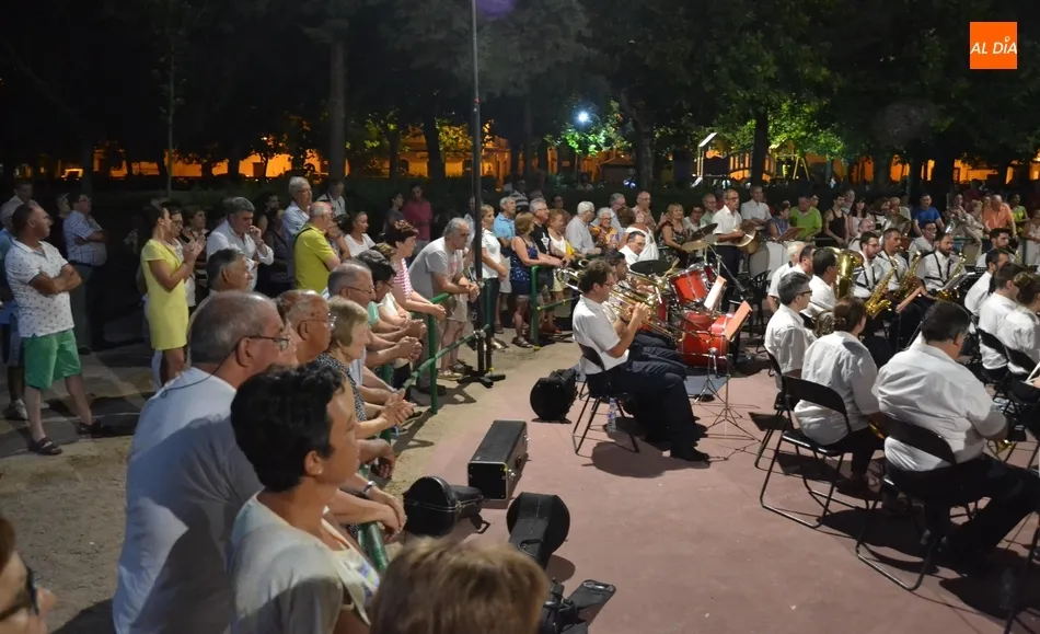 Foto 2 - El p&uacute;blico mirobrigense arropa a la Banda de M&uacute;sica en La Glorieta en una caluros&iacute;sima noche  