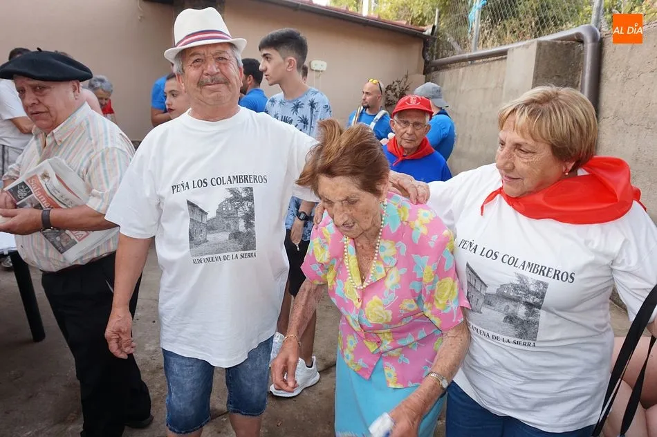 Foto 11 - Los vecinos visitan las bodegas caseras para iniciar los festejos