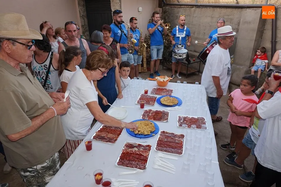 Foto 10 - Los vecinos visitan las bodegas caseras para iniciar los festejos