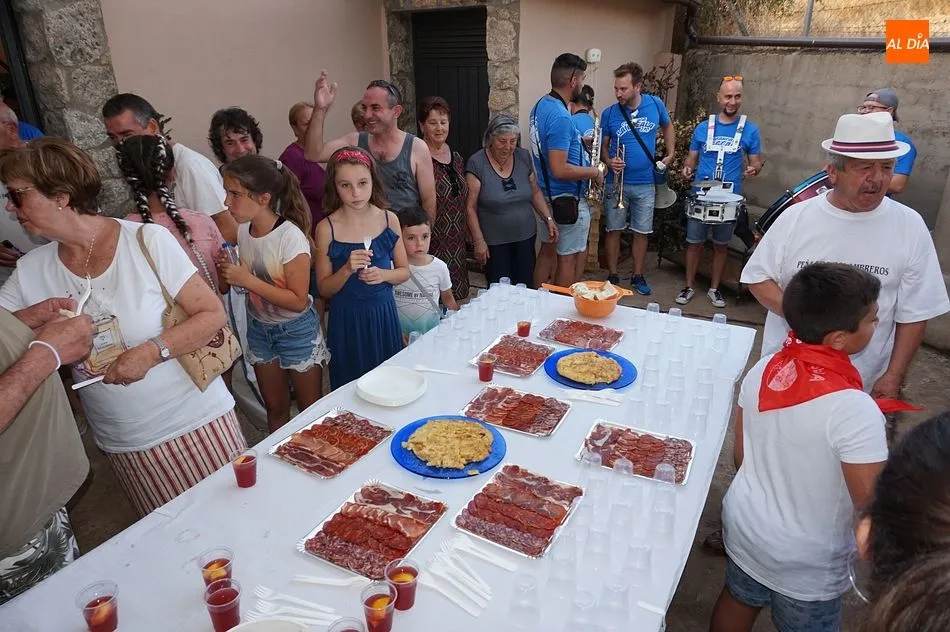 Foto 9 - Los vecinos visitan las bodegas caseras para iniciar los festejos