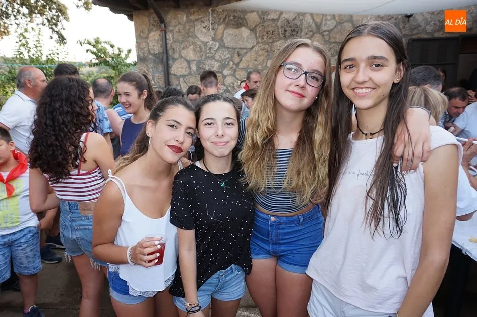 Foto 8 - Los vecinos visitan las bodegas caseras para iniciar los festejos