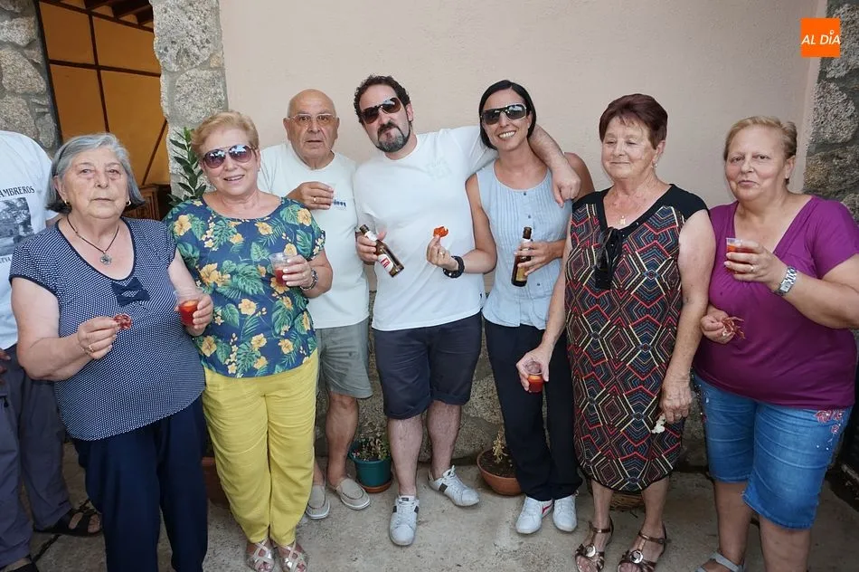 Foto 6 - Los vecinos visitan las bodegas caseras para iniciar los festejos