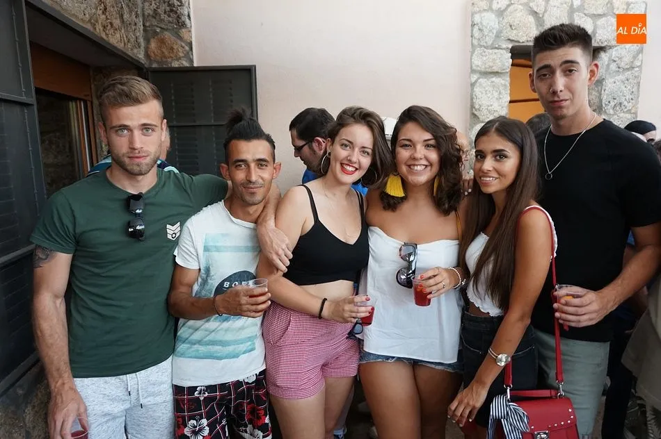 Foto 5 - Los vecinos visitan las bodegas caseras para iniciar los festejos